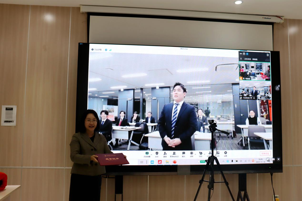 27伟德victor1946葛建新教授为“最佳汇报奖”成田卓巳同学颁奖